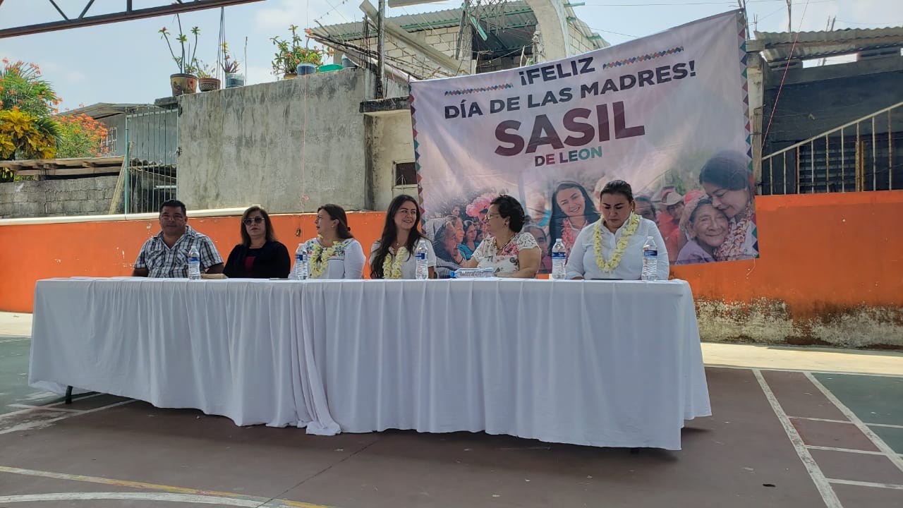 Sasil de Leon, continua contundente recorridos  felicitando a todas las mamas y Maestros de los municipios  de Copainalá y Chicoasen