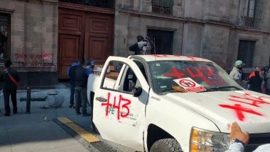Manifestantes derriban puerta de Palacio Nacional de México durante mañanera de AMLO en protesta por caso Ayotzinapa